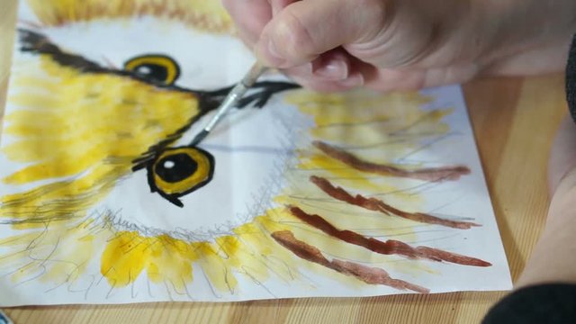Bird paint paints the face of the owl