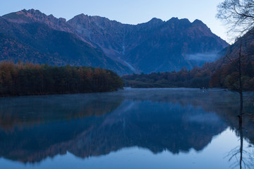 Fototapeta na wymiar 長野県　大正池に映る紅葉の北アルプス