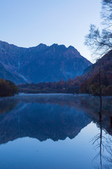 長野県　大正池に映る紅葉の北アルプス
