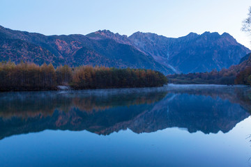 Fototapeta na wymiar 長野県　大正池に映る紅葉の北アルプス