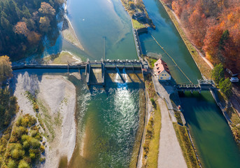 Ein Wehr mit durchströmender Isar von oben, Aufnahme einer Drohne über einem Fluß