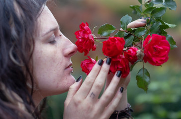 Schöne junge individuelle, exzentrische Frau, mit attraktiven Dreadlocks, Piercing und...