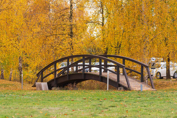 eine Holzbrücke im Herbst