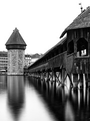 Pont de Kappel à Lucerne avec la vue verticale du château d& 39 eau en noir et blanc longue exposition