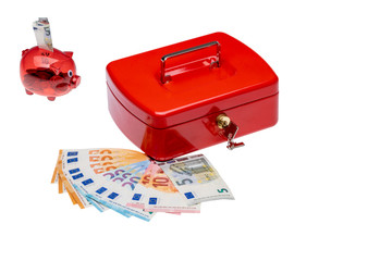 Geldkassette und Sparschwein mit Bargeld