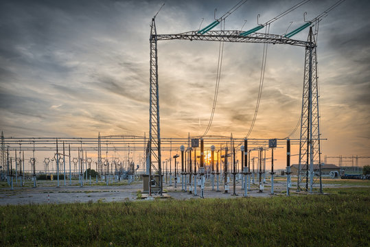 Electric distribution station that uses energy of many solar panels