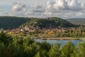 Fototapeta na wymiar Village de Skradin parc naturel Krka Croatie