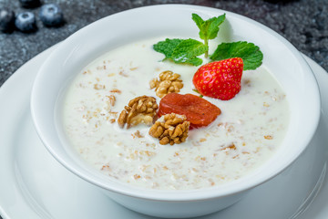 Oatmeal with berries