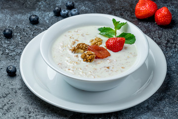 Oatmeal with berries