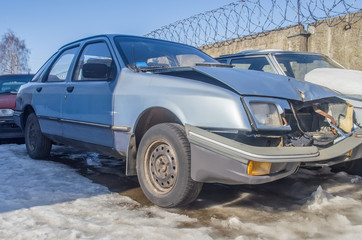 Fototapeta na wymiar old, abandoned cars in winter