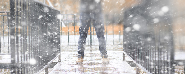Background autumn park in the first snow