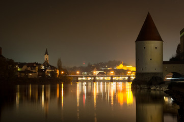 Europäische altstadt am Fluss Donau bei Nacht mit Burgen und Brücke viele Lichter