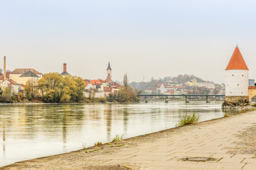 Obraz premium Europäische altstadt am Fluss Donau an einem trüben Tag mit Burgen und Brücke