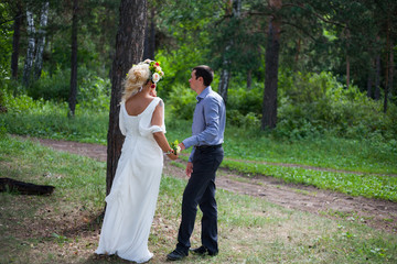 photo session of a girl in a wreath and her boyfriend love story in nature