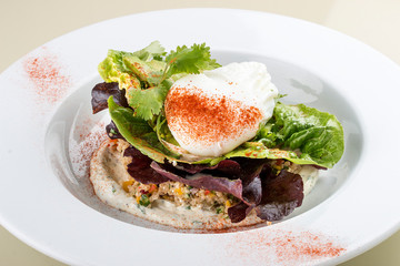 Salad with kino, avocado and poached egg