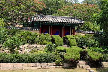 Jardin et Portail en bois avec yin et yang coréen dans le village de Yangdong