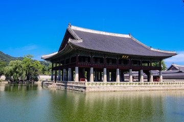 Obraz premium Water lake with Korean palace in seoul