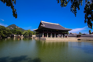 Fototapeta premium Korean palace in the middle of the lake