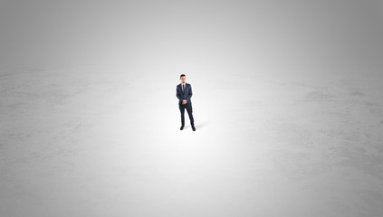 Obraz premium Young businessman standing alone in the middle of an empty space 