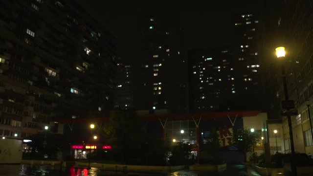 B&acirc;timent sous la pluie la nuit