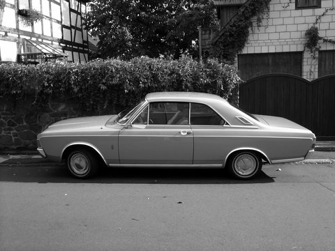 Ford P7 Sechszylinder Coup&eacute; der sp&auml;ten Sechzigerjahre am 29.07.2018 beim Oldtimertreffen Golden Oldies in Wettenberg Krofdorf-Gleiberg bei Gie&szlig;en in Hessen in klassischem Schwarzwei&szlig;