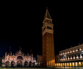 Place Saint-Marc de nuit avec sa basilique et son campanile