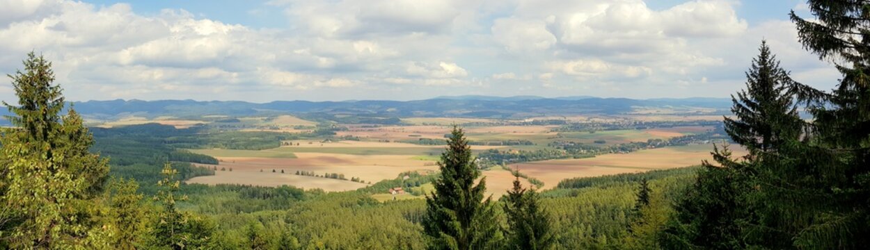 Panorama rolniczej doliny w okolicach czeskiego Broumowa z Broumowskich Ścian