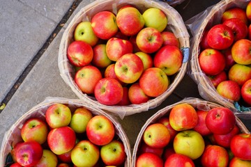Fototapeta na wymiar Baskets of fresh apples at a farmers market