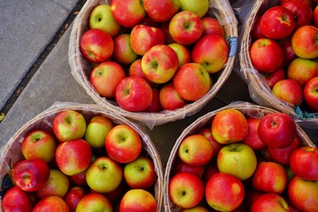 Naklejka na ściany i meble Baskets of fresh apples at a farmers market
