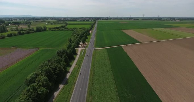 Drohnenaufstieg - autofreie Landstraße mit Radfahrern
