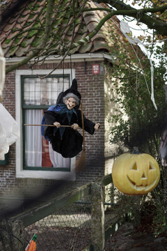 Amusing Halloween decorations in a front garden