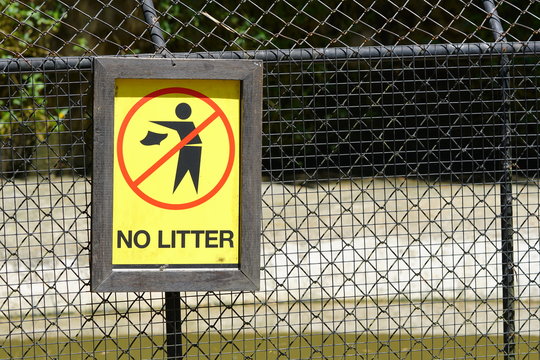 no littering sign in Crocodile Farm in Thailand