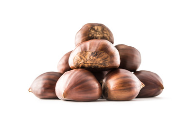 Obraz premium Chestnuts isolated on white background and studio shot