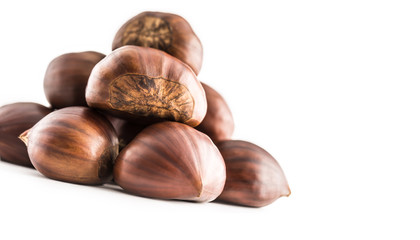 Obraz premium Chestnuts isolated on white background and studio shot