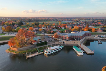 Hamburg Zollenspieker an der Elbe. Luftaufnahme Fähranleger, Fähre, Hotel