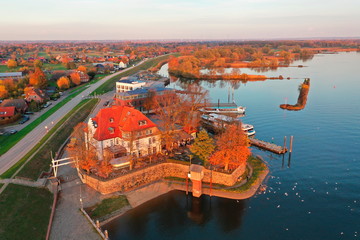 Hamburg Zollenspieker an der Elbe. Luftaufnahme Fähranleger, Fähre, Hotel