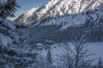 Tatrzański staw pod warstwą śniegu © slawjanek