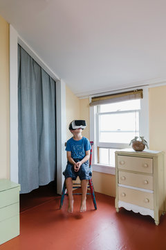 Young Boy Gettin' his VR Groove on