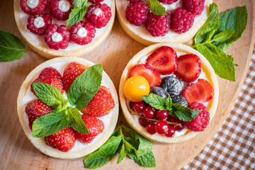 raspberry cake with cream cheese. Strawberry and blueberry cupcake with cream cheese. Cakes with raspberries and strawberries