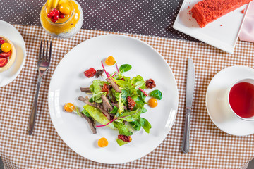 Salad with meat, arugula, algae, tomatoes and greens