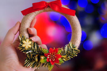 Рождественские игрушки в руках у девушки. Девушка украшает елку. С новым годом! Счастливого Рождества! 
