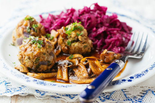 Kn?del with Mushroom sauce and Red Cabbage