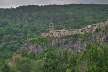 Fototapeta premium Pared de roca de basalto en Castellfollit de la Roca, en la comarca de la Garrotxa, Cataluña, España
