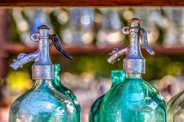 Vecchie bottiglie per il seltz in vetro colorato