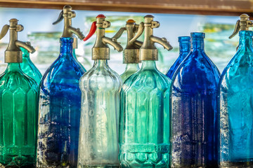 Vecchie bottiglie per il seltz in vetro colorato