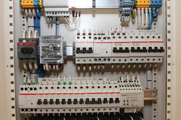 Installation of an electrical panel with difautomatics and automatic protection devices on a metal frame with flexible wires.