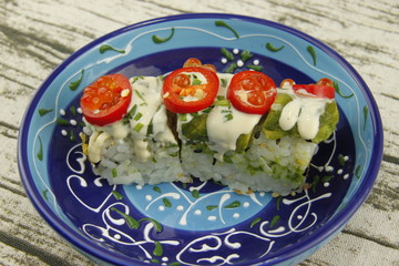 Maki avocat piment dans un bol