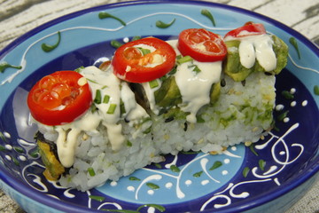 Maki avocat piment dans un bol