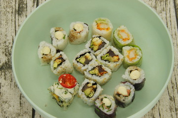 Maki dans un plateau