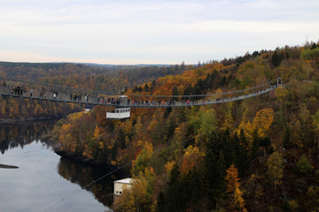 Eine Hängebrücke über einer Talsperre